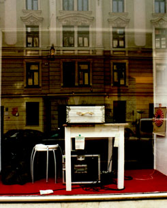 dj pult durch fenster